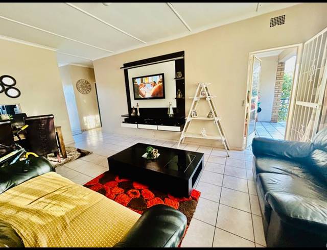 2 BEDROOM APARTMENT FOR SALE IN VANDERBIJLPARK CW 2